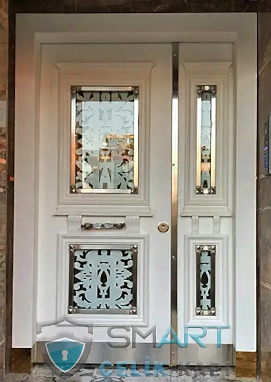 beyaz apartman kapısı