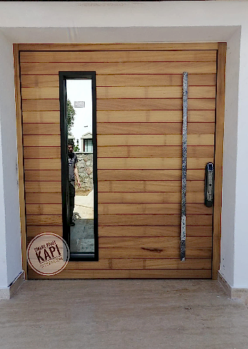 Çizgili pivot kapı