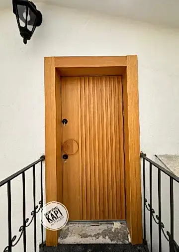 Evinizin girişine sıcaklık ve karakter katacak bir kapı arıyorsanız, "İroke Çıtalı Villa Kapısı" tam size göre.