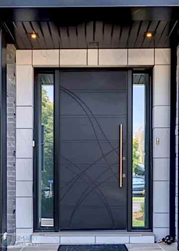 Tek kanatlı siyah metal villa kapısı. Cam yan paneller ve geometrik desenli modern dış kapı tasarımı.